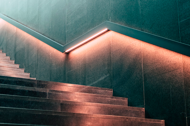 Iluminação-inteligente-de-verdade-sensores-que-pensam,-avaliam-o-ambiente-e-acionam-só-quando-faz-sentido